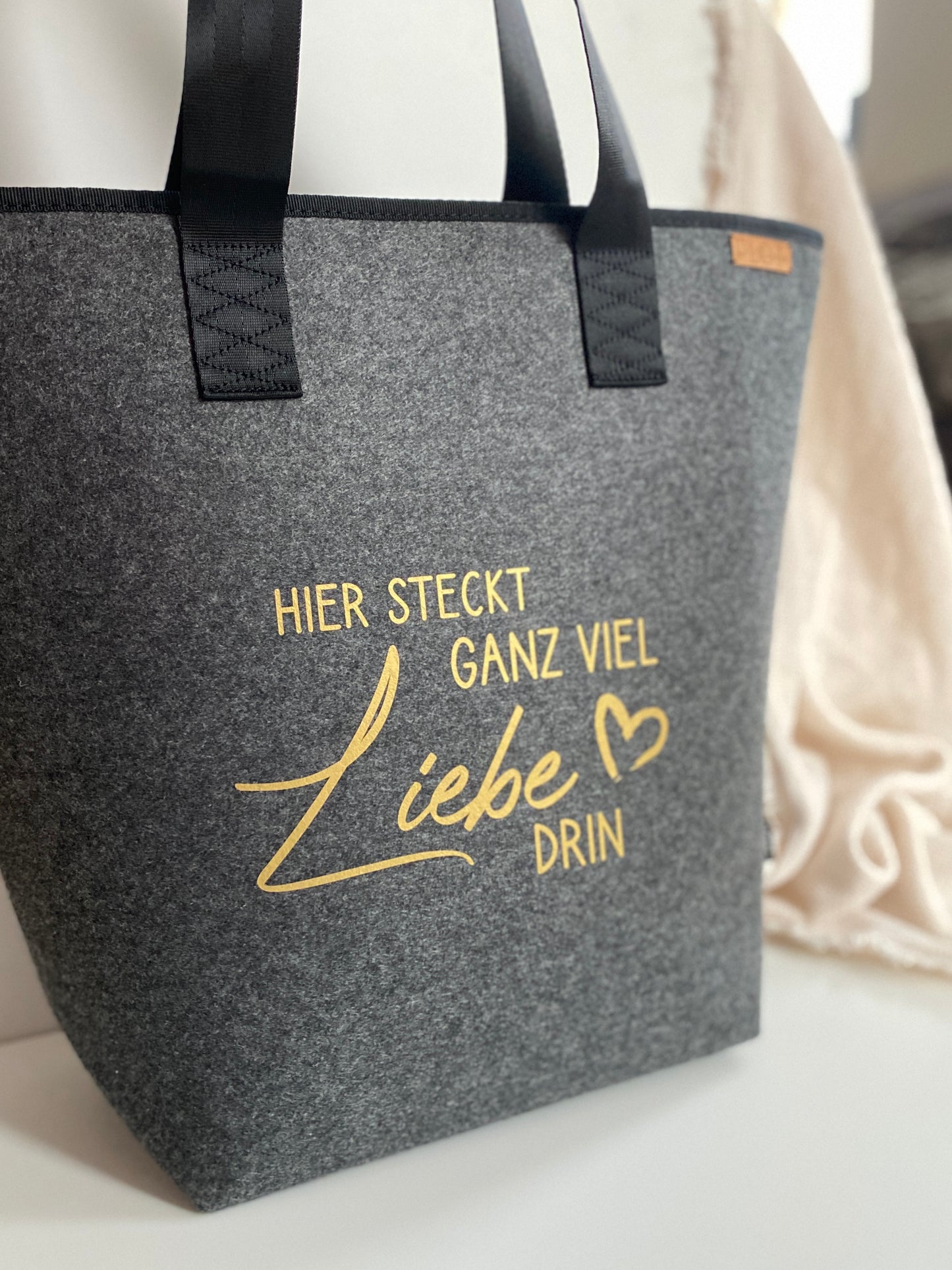 Filztasche “Hier steckt ganz viel Liebe drin“