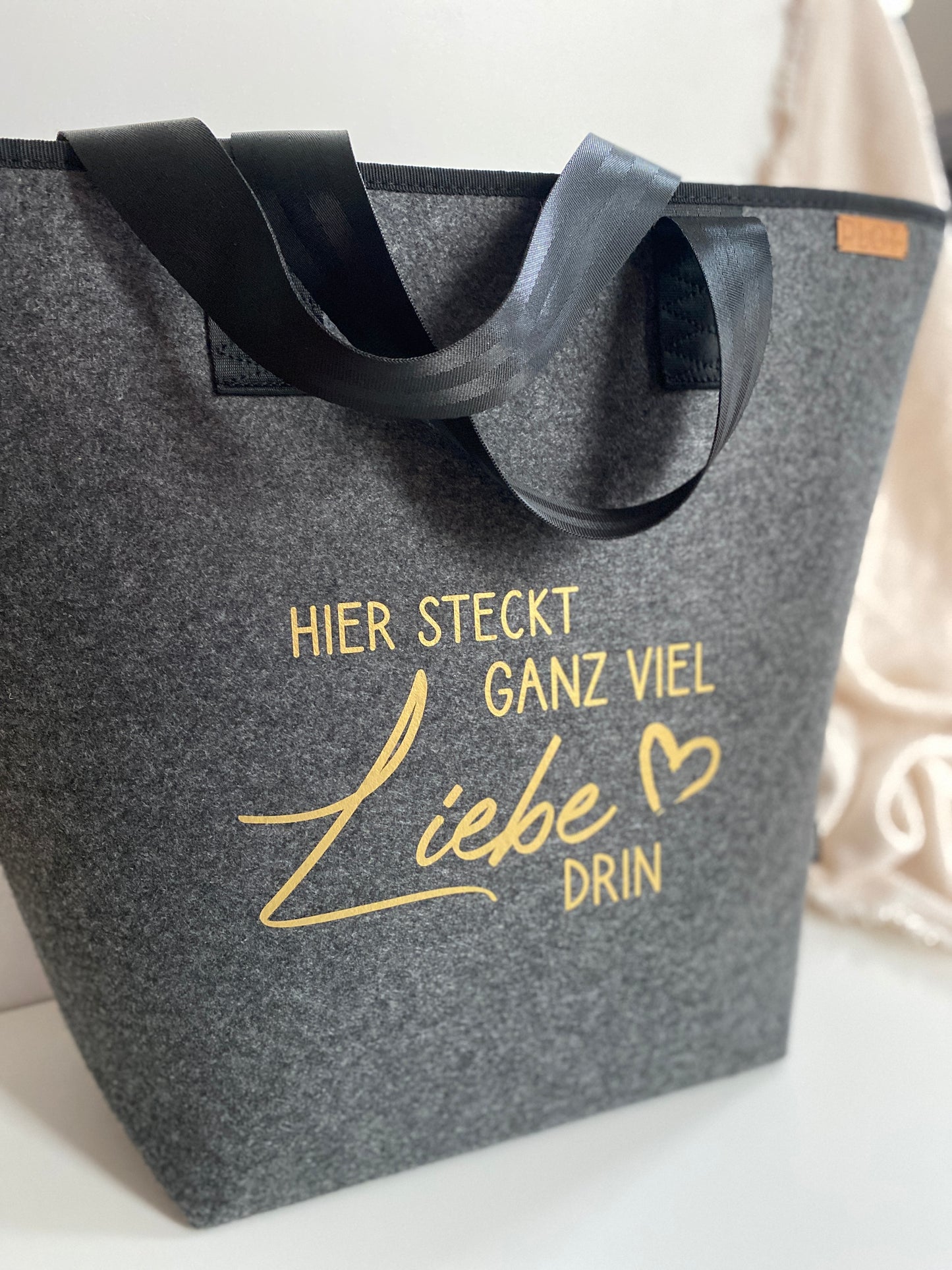 Filztasche “Hier steckt ganz viel Liebe drin“