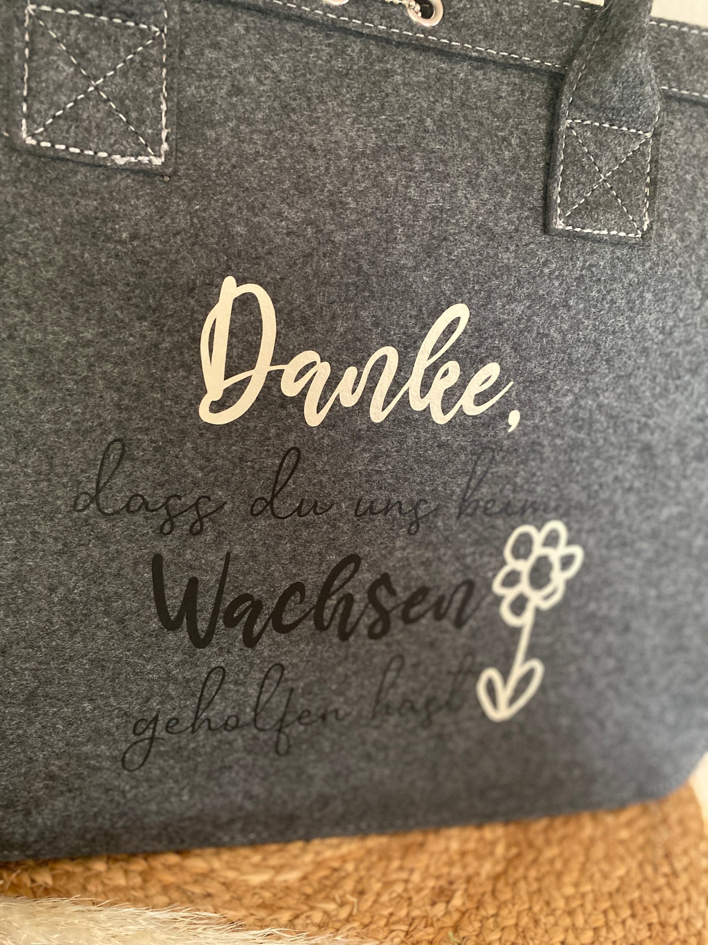 Filztasche "Danke, dass du uns beim Wachsen geholfen hast" mit Unterschriten der Kinder